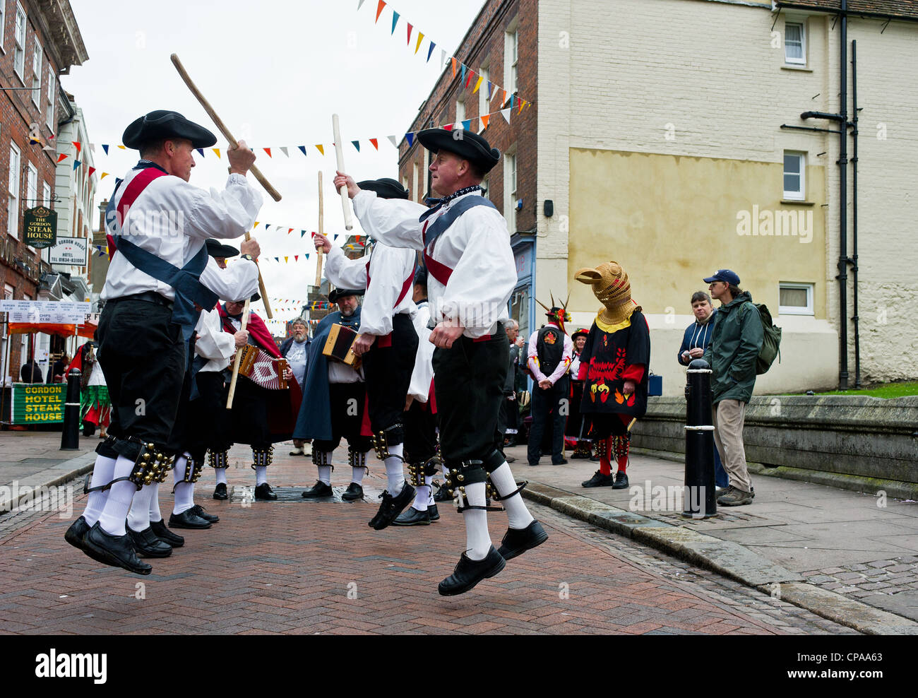 Cinque Port Morrismen Festival danse aux socs à Rochester dans le Kent Banque D'Images