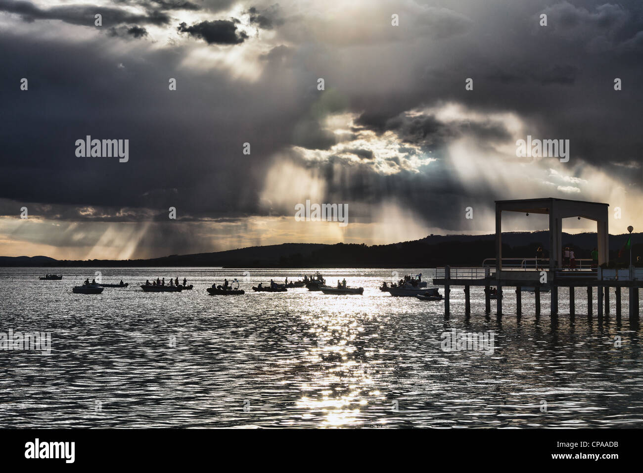 Le lac Trasimène ou Trasimène (en italien : Lago Trasimeno), est le plus grand lac de la péninsule italienne au sud de la Po Banque D'Images