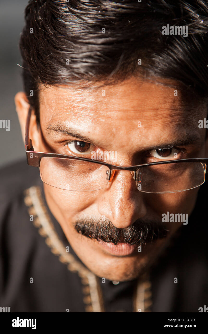 Visage d'homme avec des lunettes et moustache Banque de photographies et  d'images à haute résolution - Alamy
