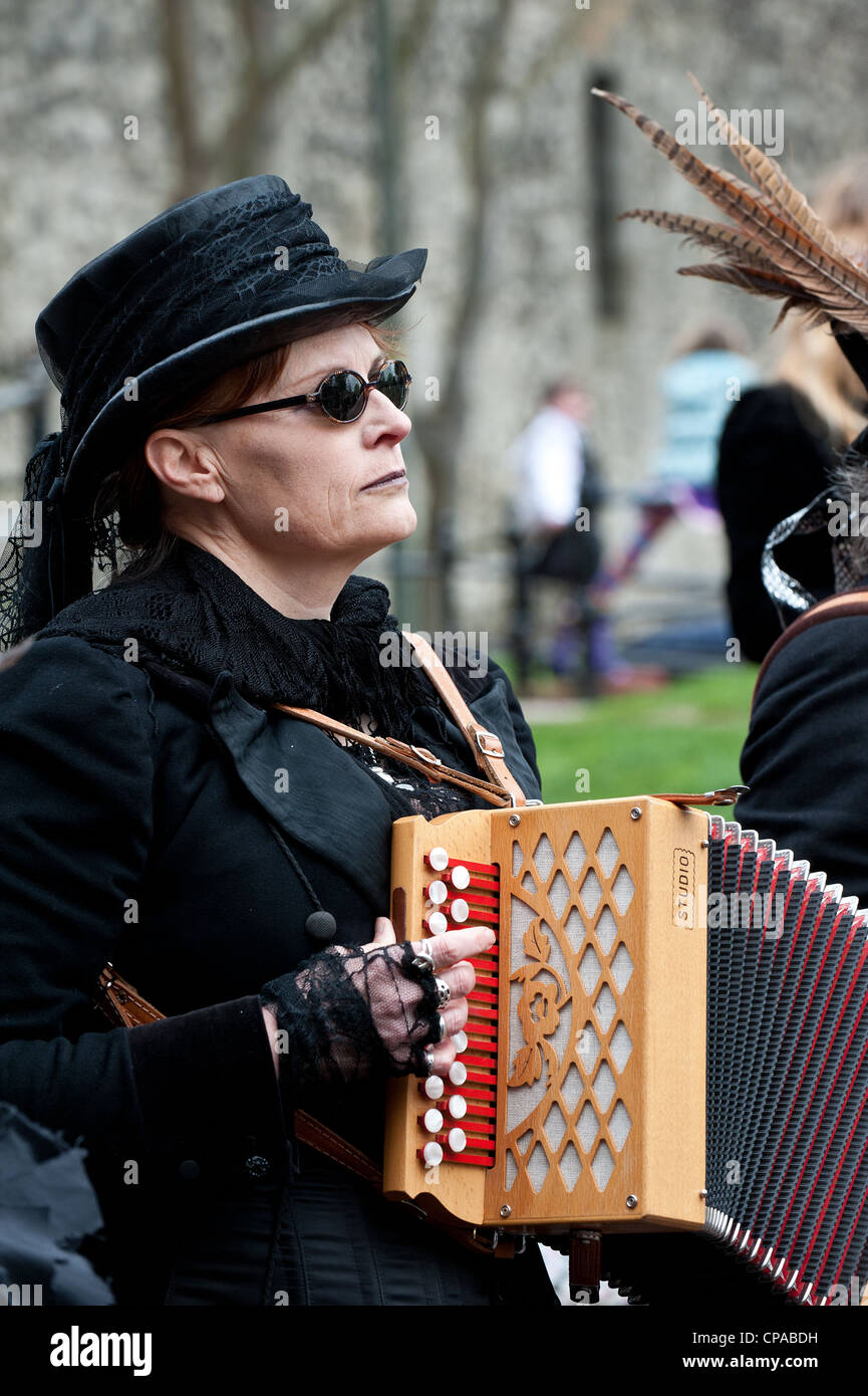 Un musicien de Wolfs Head et Vixen Border Morris performing aux socs Festival à Rochester Kent Banque D'Images