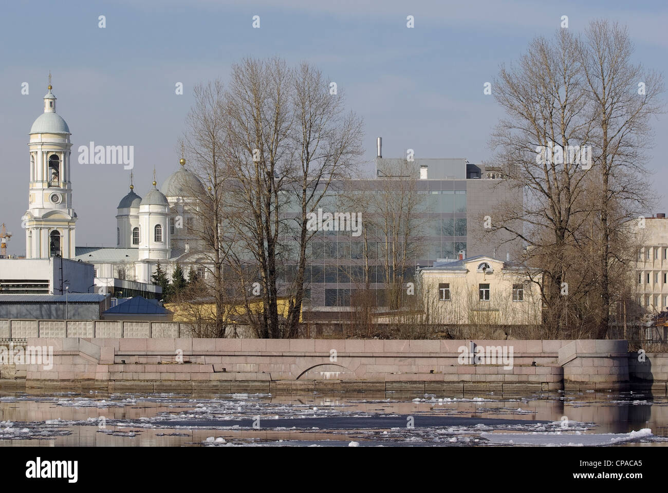 La Russie. Saint-pétersbourg. Le Prince Vladimir cathédrale. Glaces dérivantes de la Neva. Banque D'Images