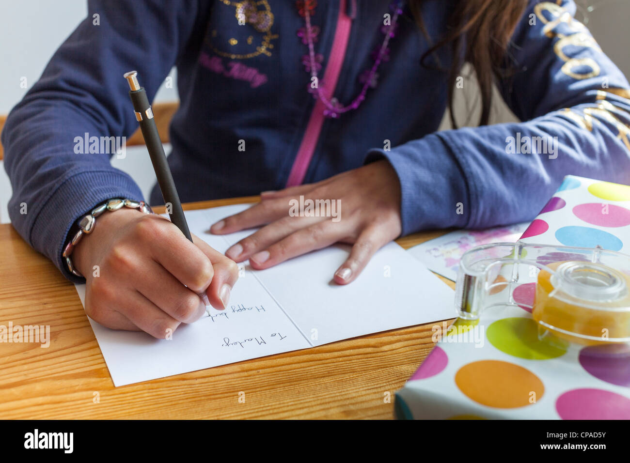 Enfant écrit une carte d'anniversaire-close-up Banque D'Images