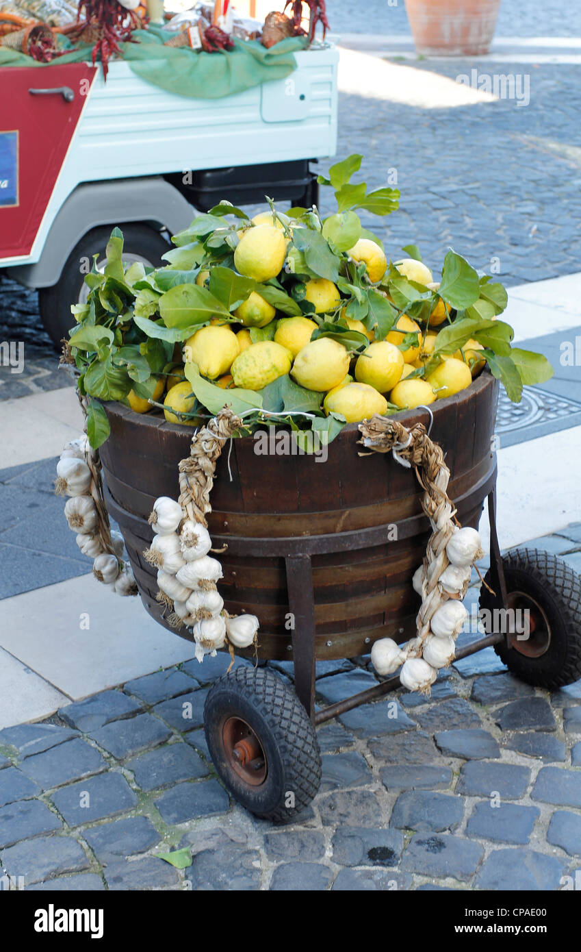 Citron et oignon traditionnel kiosque à journaux dans l'île de Ischia, dans le golfe de Naples, Campanie, Italie Banque D'Images