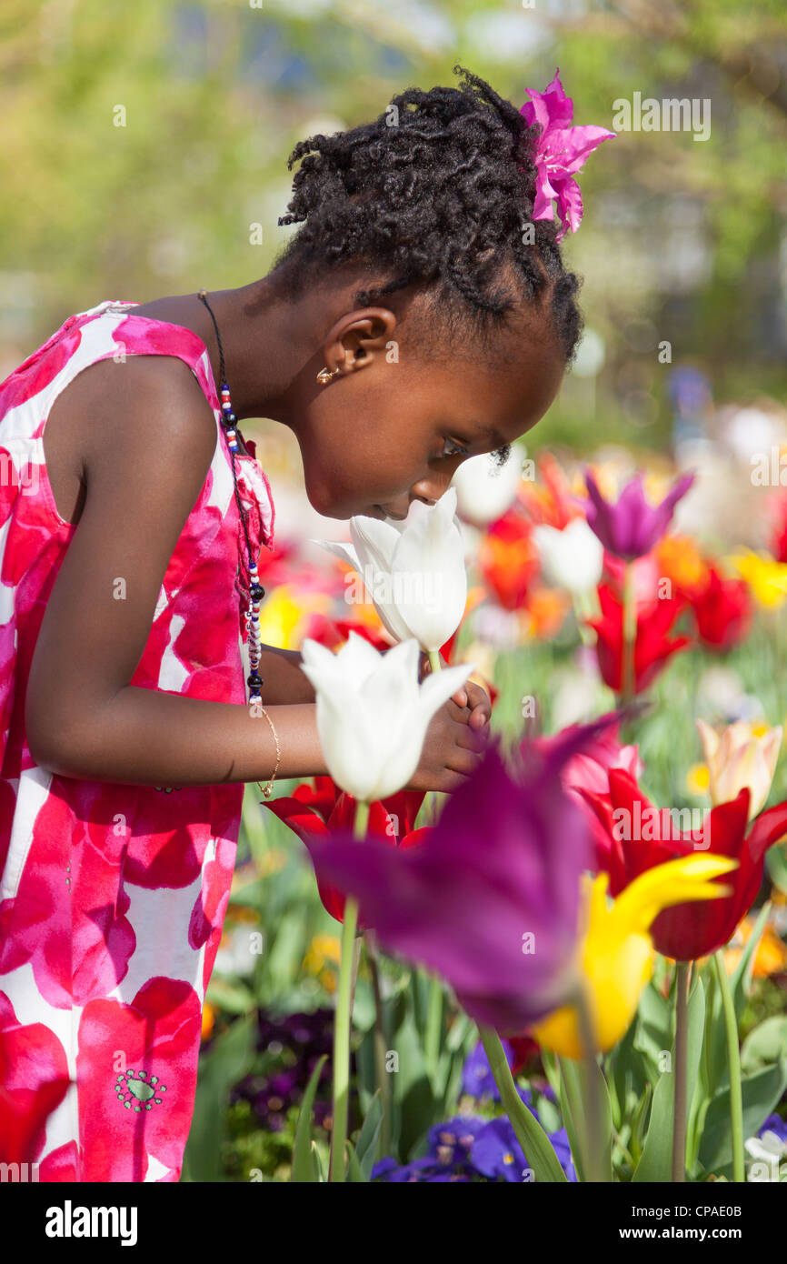 Portrait of a cute little girl jouant dans le jardin Banque D'Images