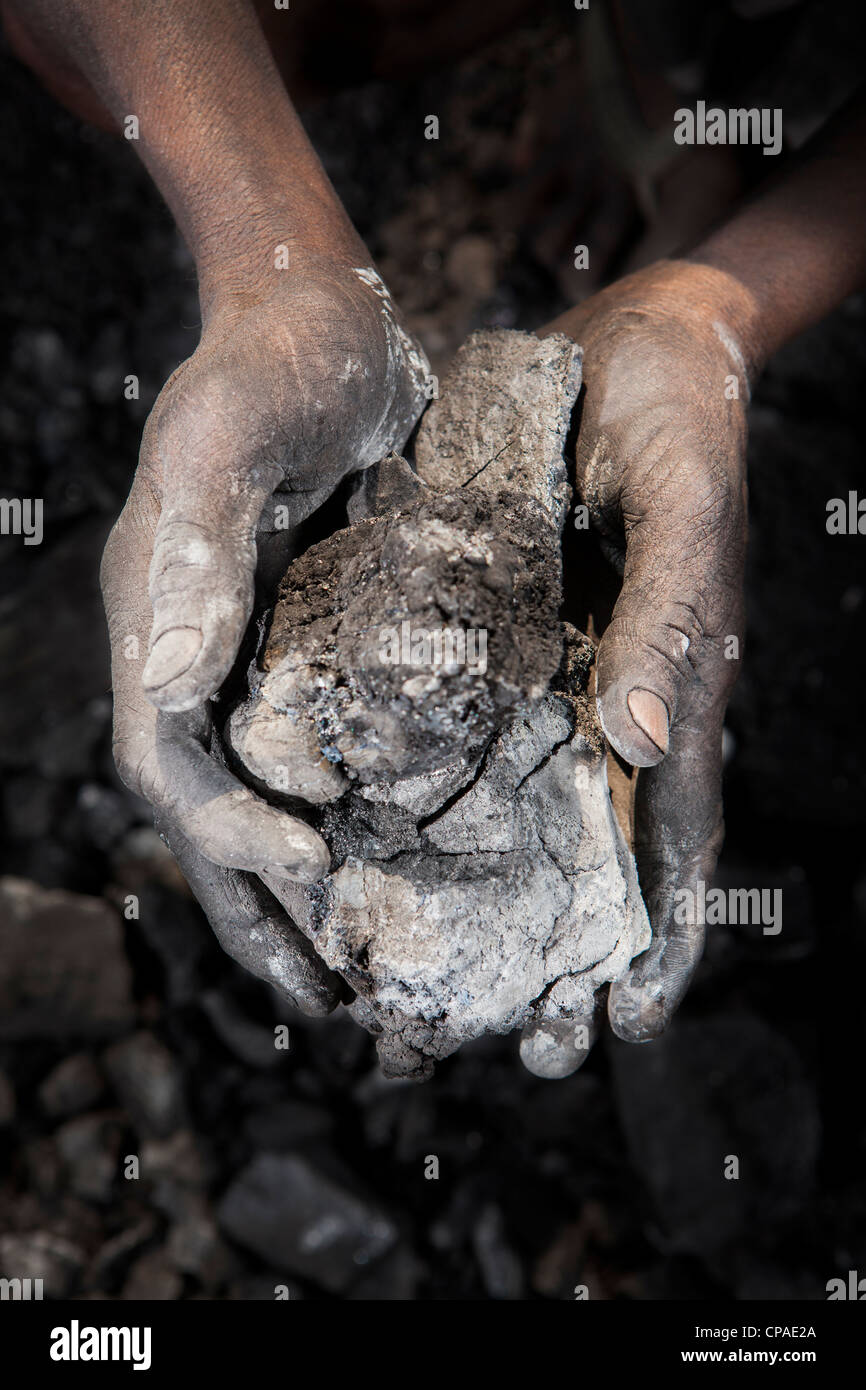 Homme d organiser des brûler le charbon bitumineux, Dhanbad, Jharia, Jharkhand, India Banque D'Images