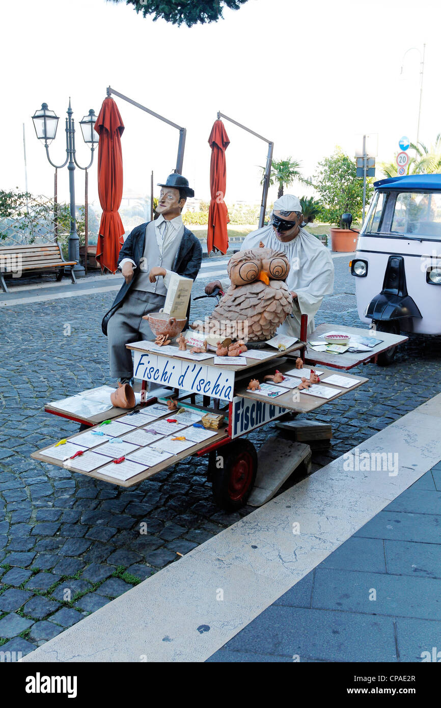 Souvenir folklorique news stand dans l'île de Ischia, dans le golfe de Naples, Campanie, Italie Banque D'Images