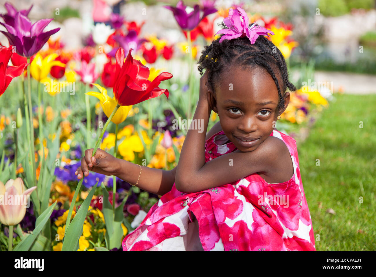 Portrait of a cute little girl jouant dans le jardin Banque D'Images