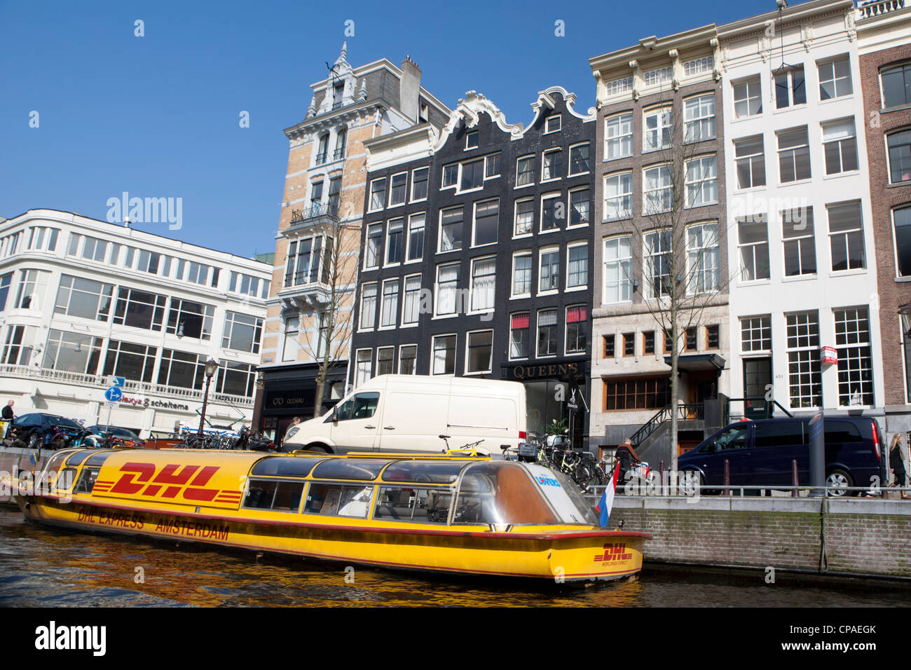DHL Express bateau dans un canal à Amsterdam Banque D'Images