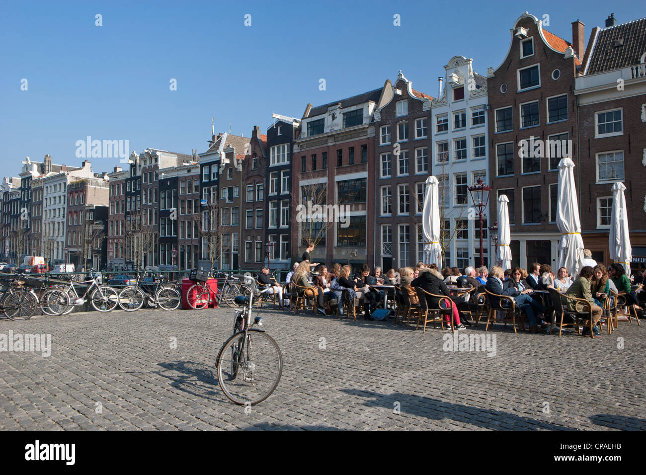 Diners bénéficiant d'un après-midi ensoleillé au Café Van Zuylen sur le canal Singel. Banque D'Images