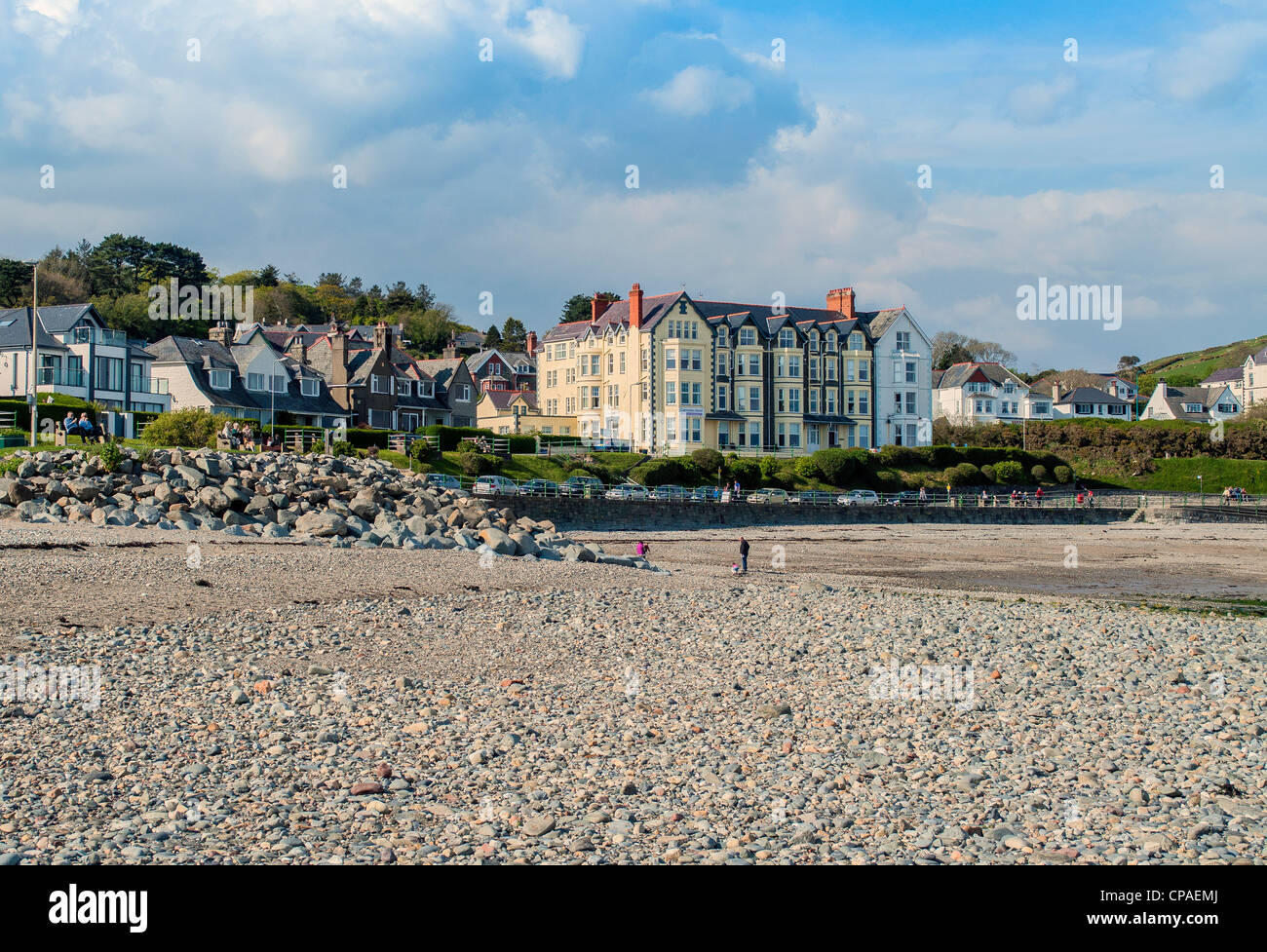 Rive est de Criccieth beach situé dans Eifionydd sur la rive de la Baie de Cardigan la péninsule Llŷn, au Pays de Galles Banque D'Images