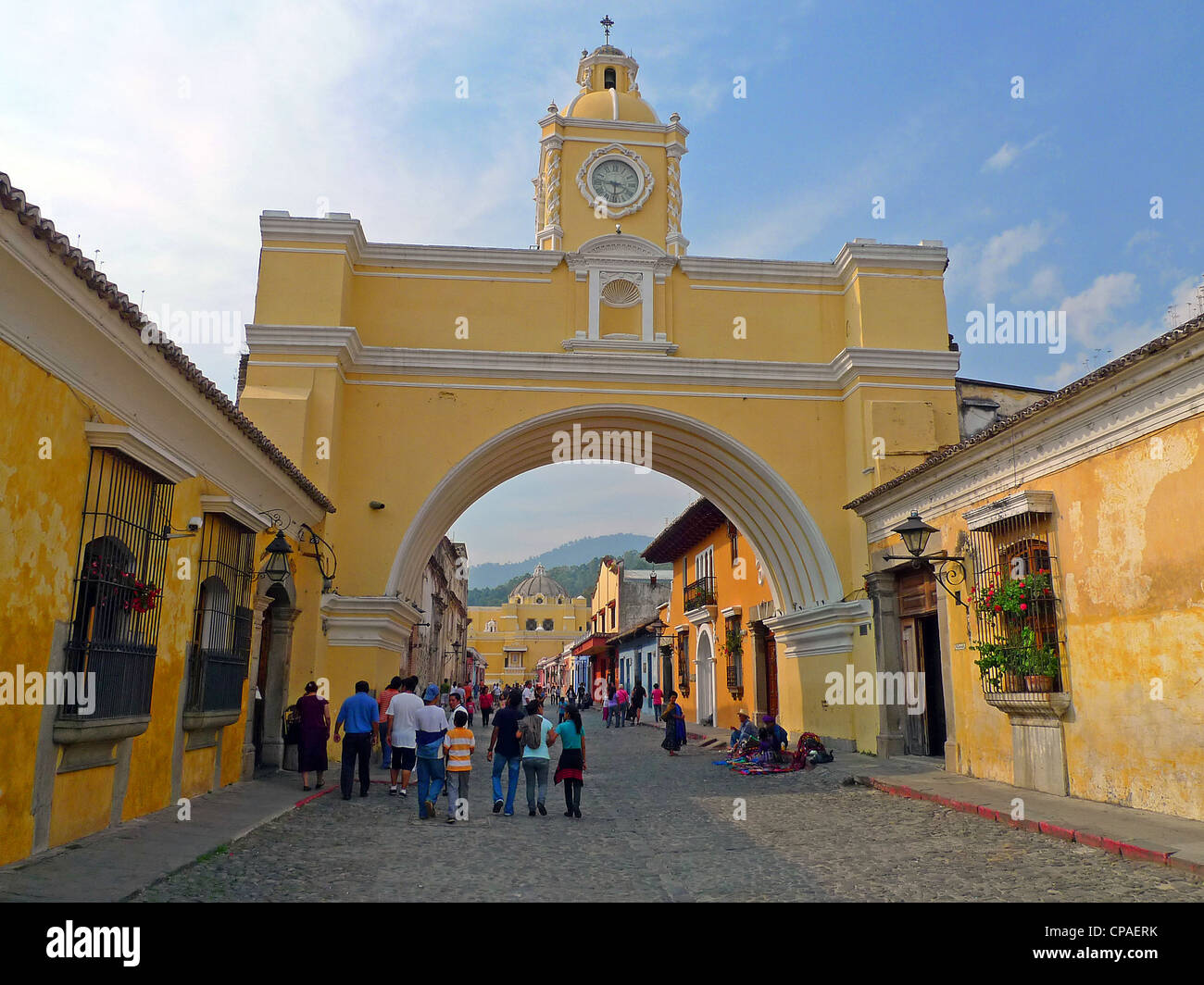 Guatemala Antigua bright colorful cobble stone street Arco de Santa Catalina La Antigua Site de l'Unesco Banque D'Images