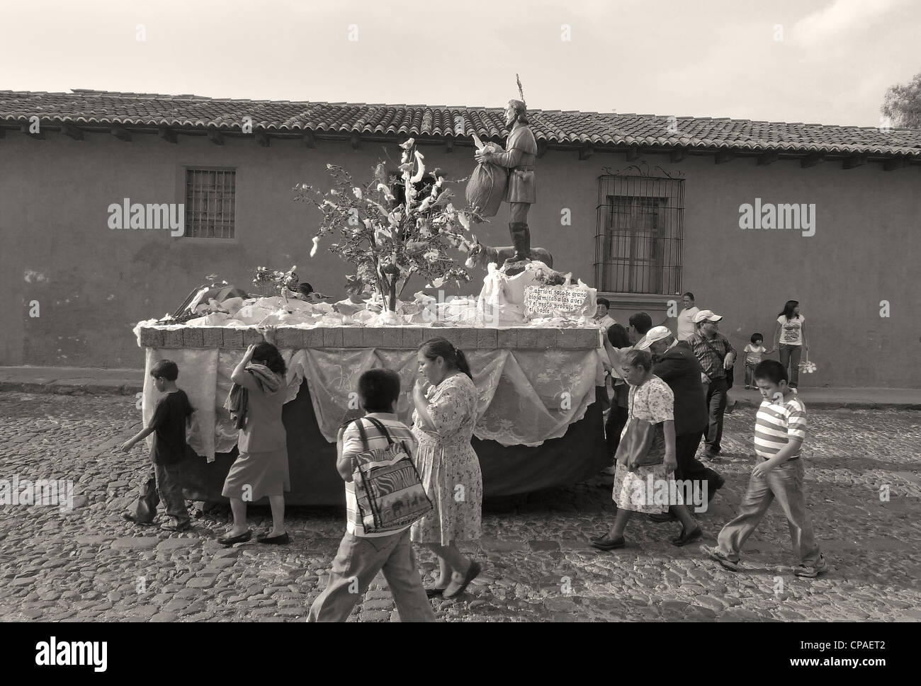 Guatemala Antigua déménagement bright colorful scène de rue religieuses procession marche site de l'Unesco Banque D'Images