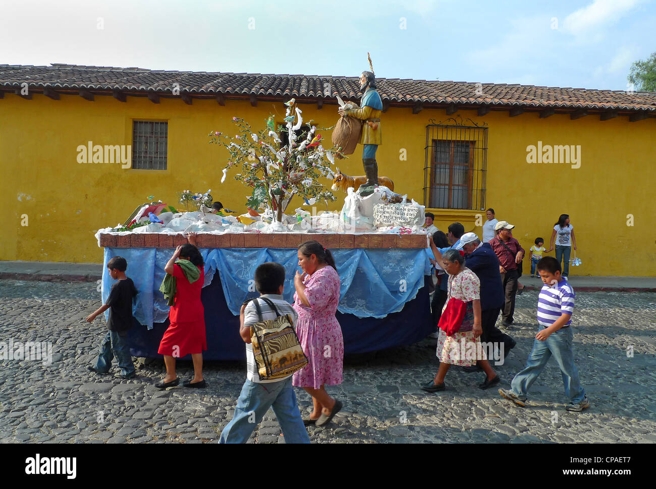 Guatemala Antigua déménagement bright colorful scène de rue religieuses procession marche site de l'Unesco Banque D'Images