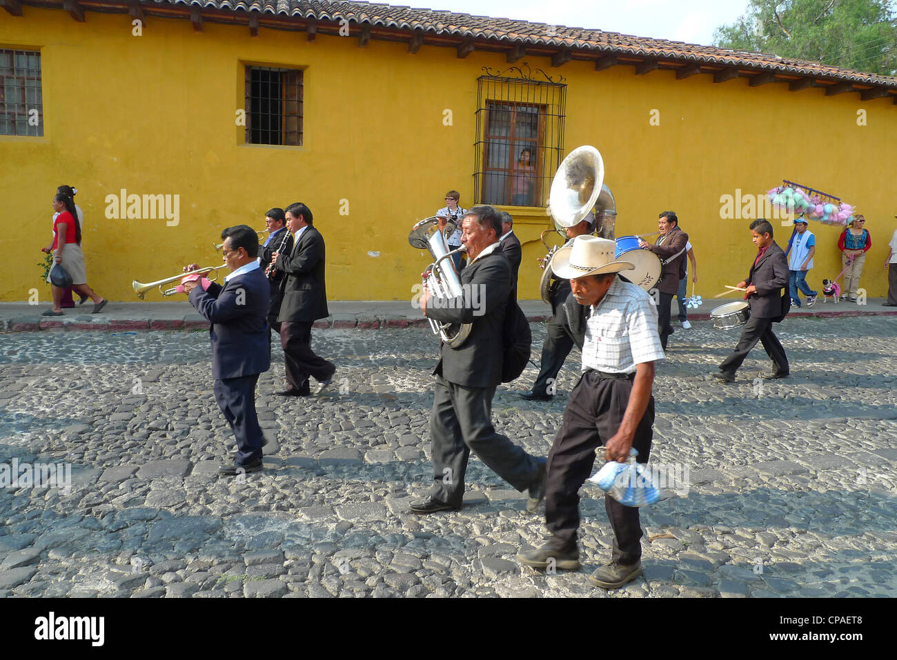 Guatemala Antigua déménagement bright colorful scène de rue religieuses procession marche site de l'Unesco Banque D'Images
