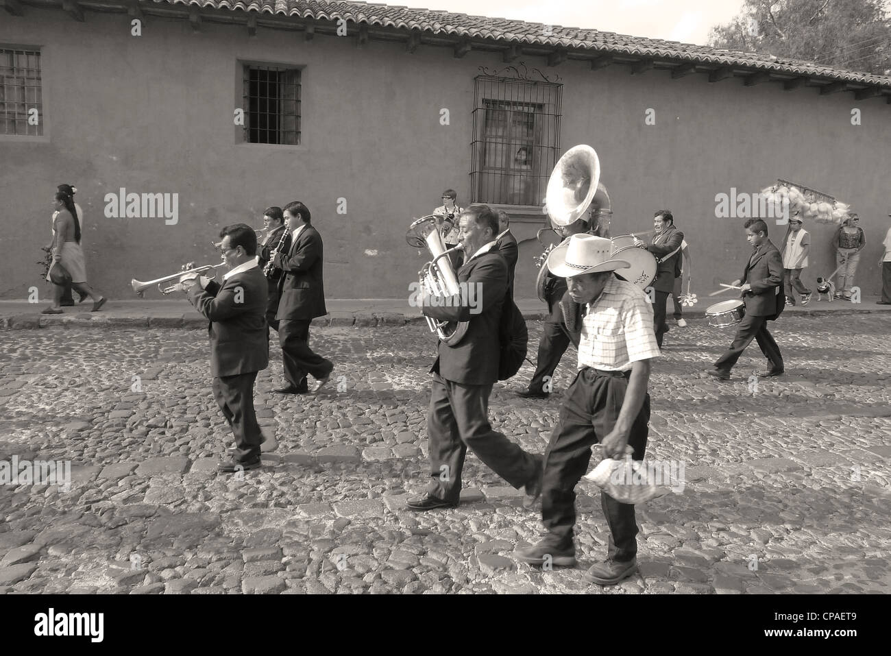 Guatemala Antigua déménagement bright colorful scène de rue religieuses procession marche site de l'Unesco Banque D'Images