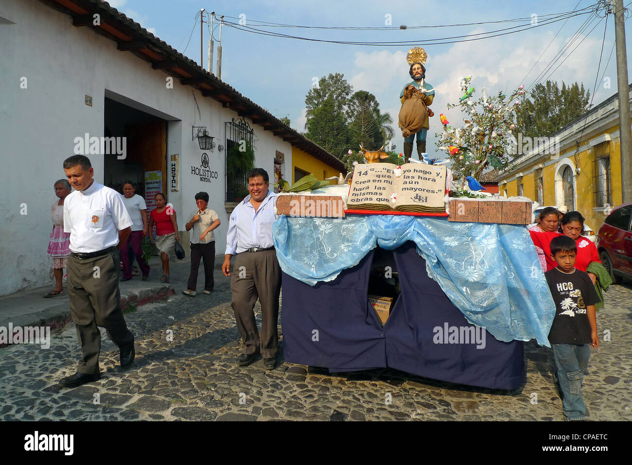 Guatemala Antigua déménagement bright colorful scène de rue religieuses procession marche site de l'Unesco Banque D'Images