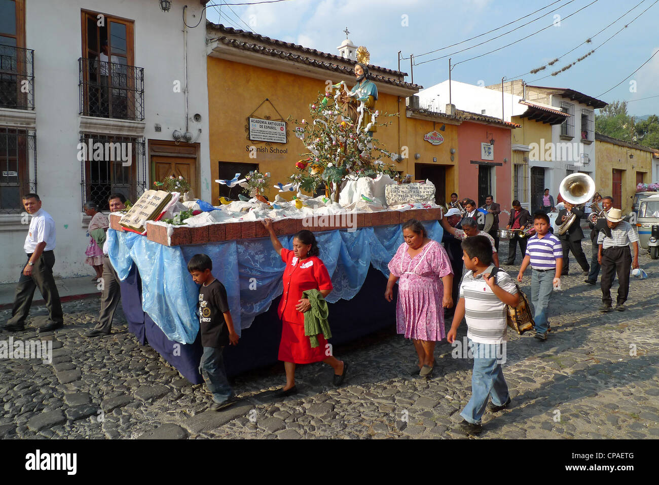 Guatemala Antigua déménagement bright colorful scène de rue religieuses procession marche site de l'Unesco Banque D'Images