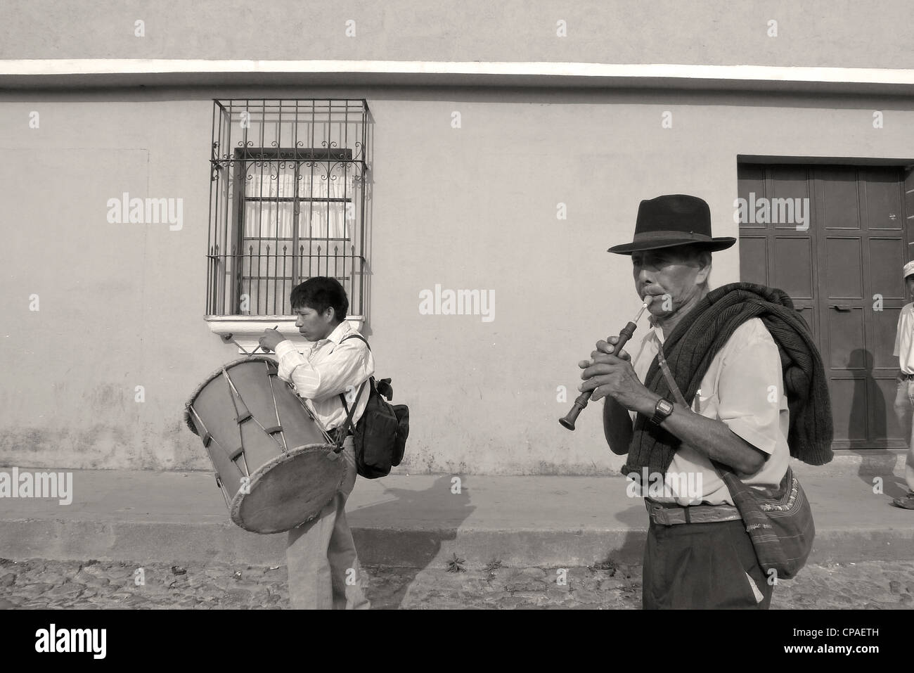 Déménagement Antigua Guatemala Scène de rue colorée lumineuse avec quelques musiciens qui jouent de la flûte et du tambour site de l'Unesco Banque D'Images