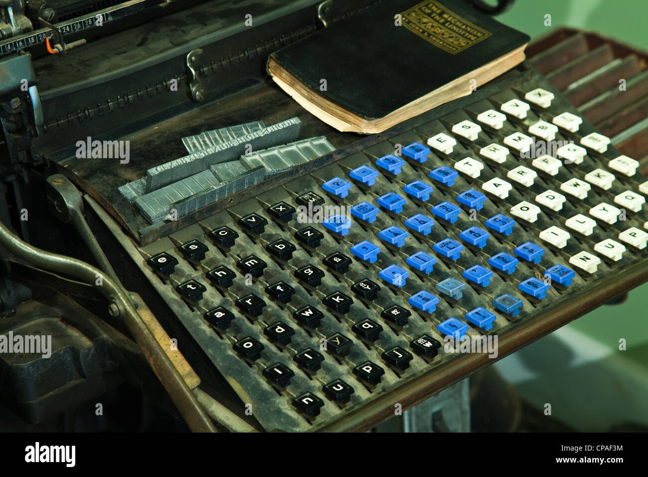 Le clavier d'une vieille machine Linotype Banque D'Images