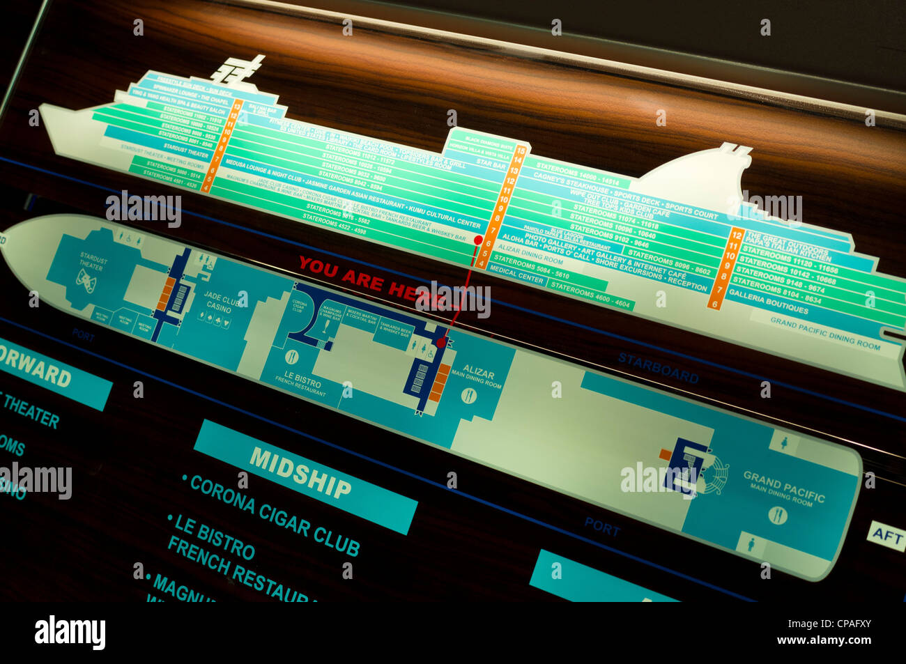Bateau de croisière Norwegian Jade - plan illuminé avec des ponts. Banque D'Images