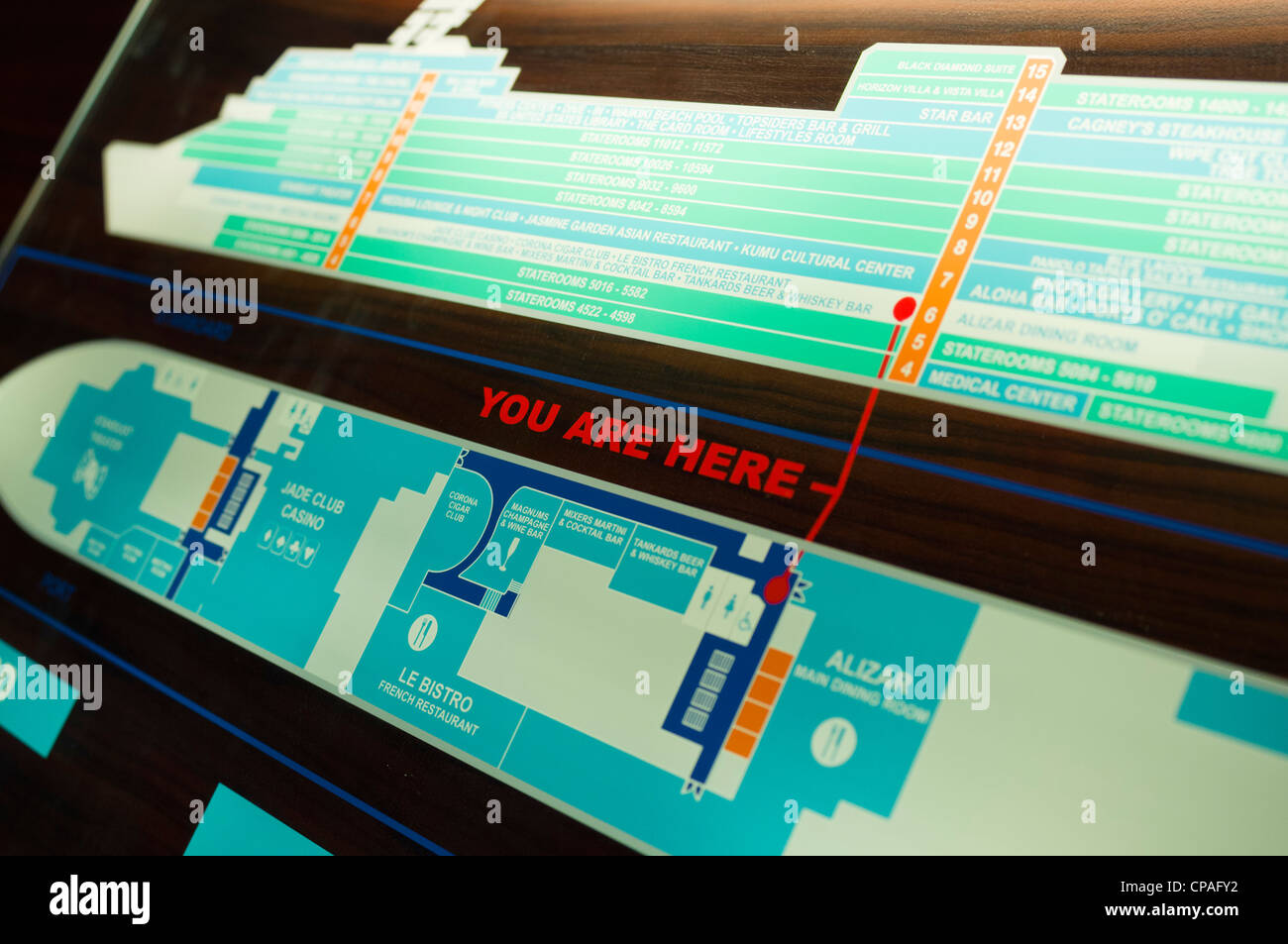 Bateau de croisière Norwegian Jade - plan illuminé avec des ponts. Banque D'Images