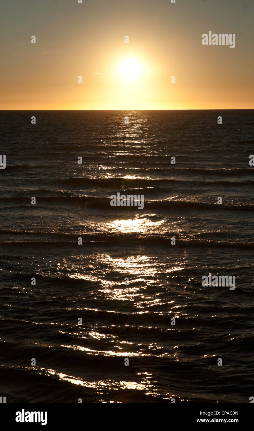 Soleil se couche sur la mer au sud de l'Australie de sémaphore Banque D'Images