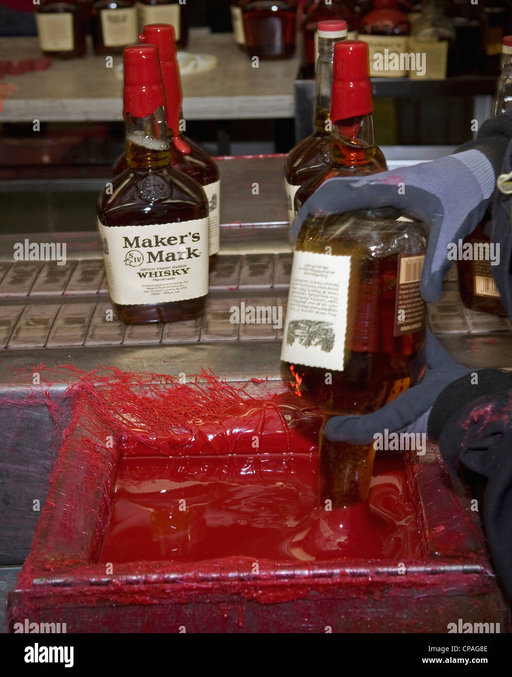 USA, Ohio, Loretto. D'étanchéité en cire de bouteilles, Maker's Mark Kentucky Bourbon distillerie. Fondée en 1953 par T.W. Samuels, Sr. Banque D'Images