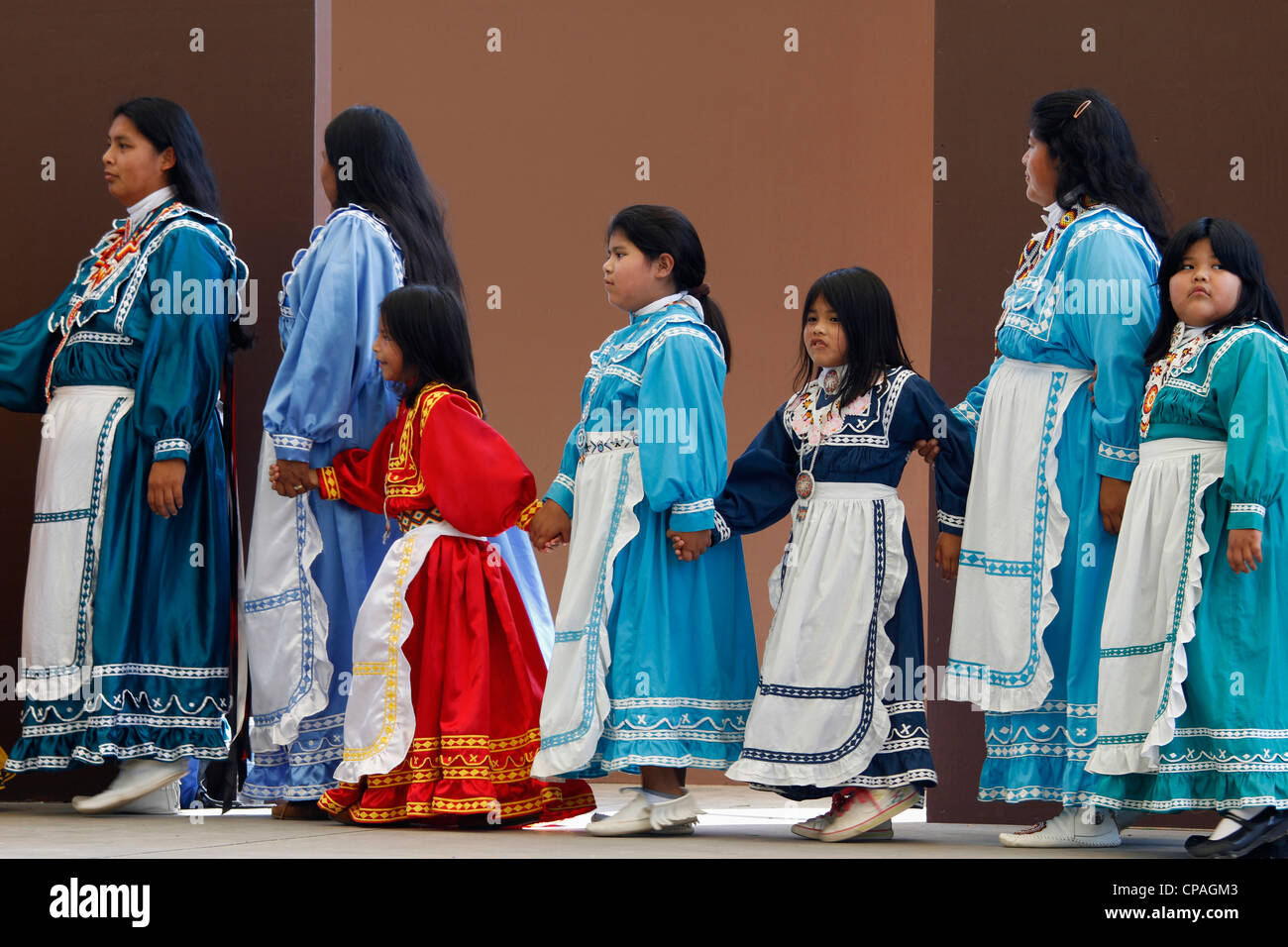 USA, North Carolina, Cherokee. Les Indiens Choctaw les femmes et les filles d'effectuer une danse sociale au cours du Festival de tribus. Banque D'Images