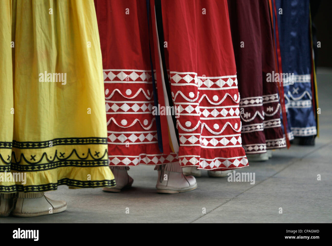 USA, North Carolina, Cherokee. Les costumes portés par des femmes indiennes Choctaw sur scène lors de la tribus du sud-est de Festival. Banque D'Images