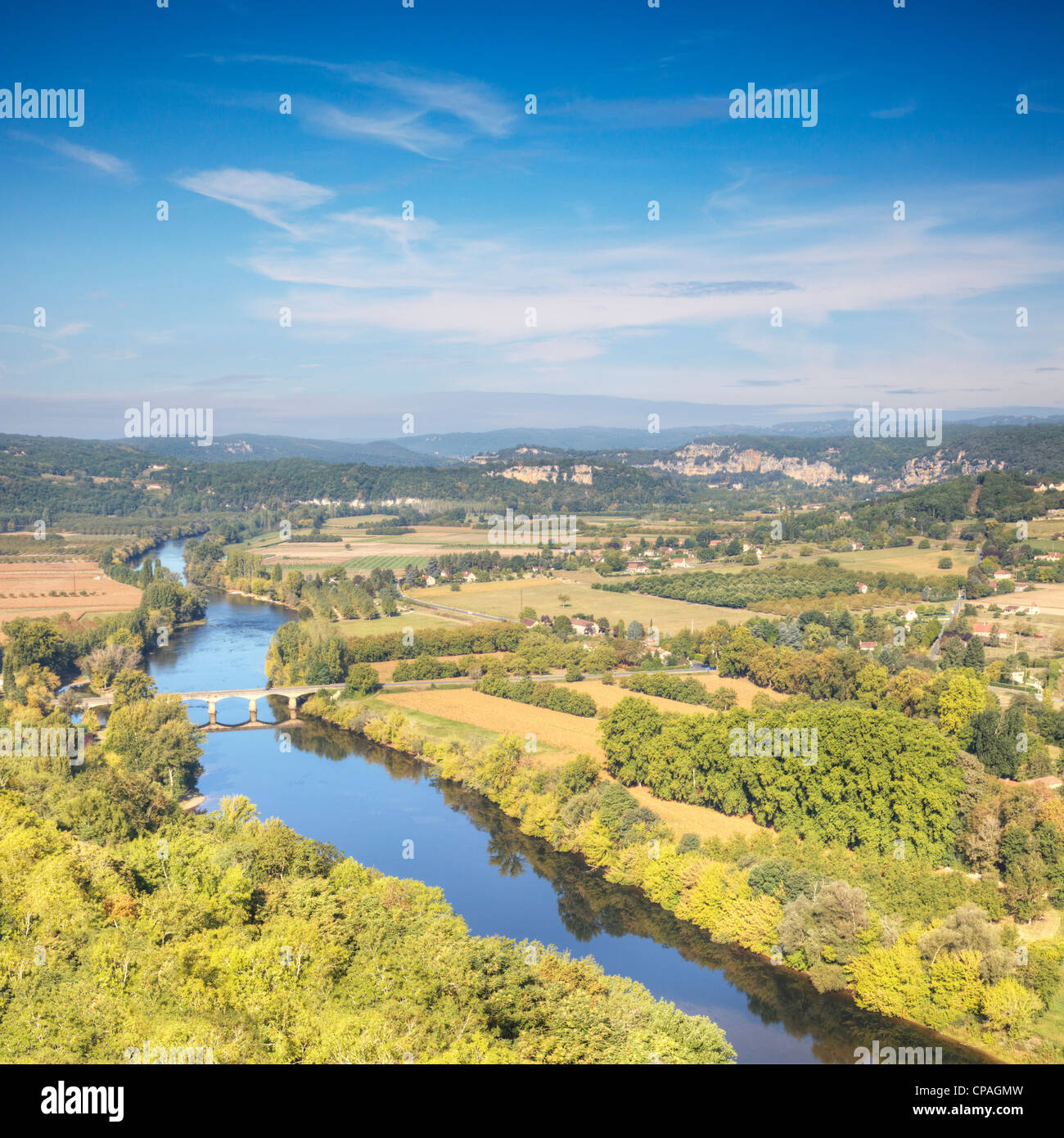 La célèbre vue de la rivière Dordogne à partir de la bastide de Domme, Aquitaine, France, alors que l'été se transforme en automne. Banque D'Images