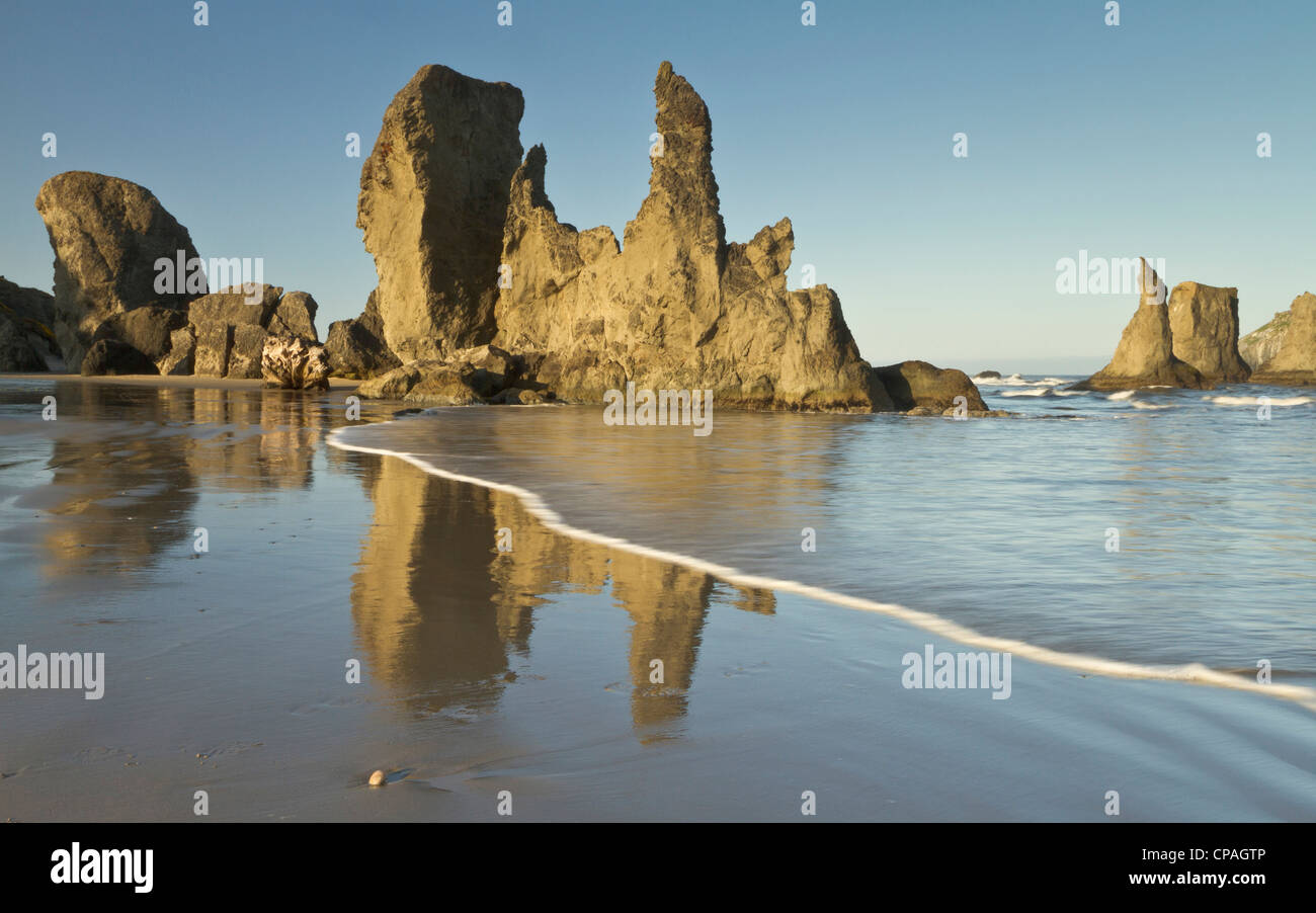 Les piles de la mer sur la plage de Bandon, Oregon Banque D'Images