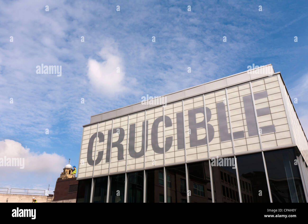 Théâtre Crucible de Sheffield sur une belle journée de printemps. Ouvriers peut être vu sur les toits. Banque D'Images