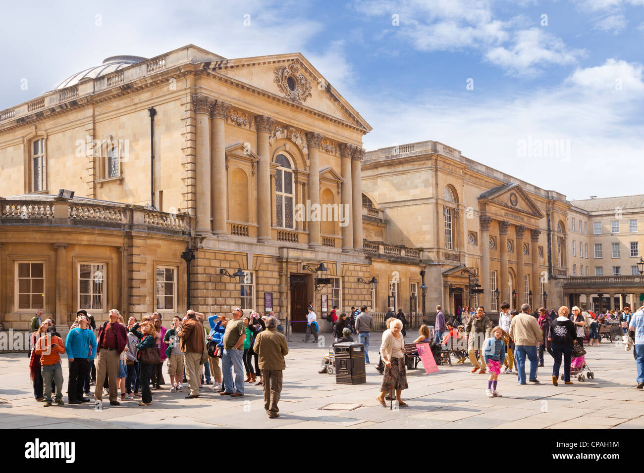 La foule en face des bains romains à Bath, Somerset, Angleterre, par une belle journée ensoleillée. Banque D'Images