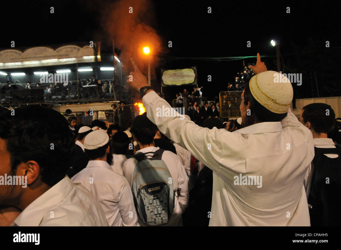 Les hommes ultra orthodoxe prier sur la tombe de Rabbi Shimon Bar Yochai à la fête de Lag Baomer Banque D'Images