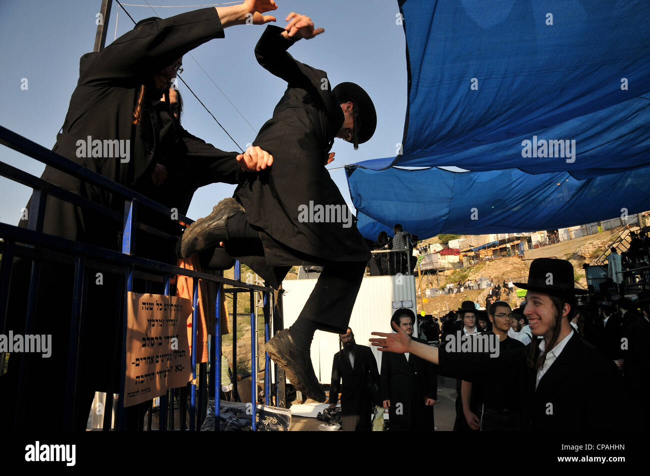 Les hommes ultra orthodoxe prier sur la tombe de Rabbi Shimon Bar Yochai à la fête de Lag Baomer Banque D'Images