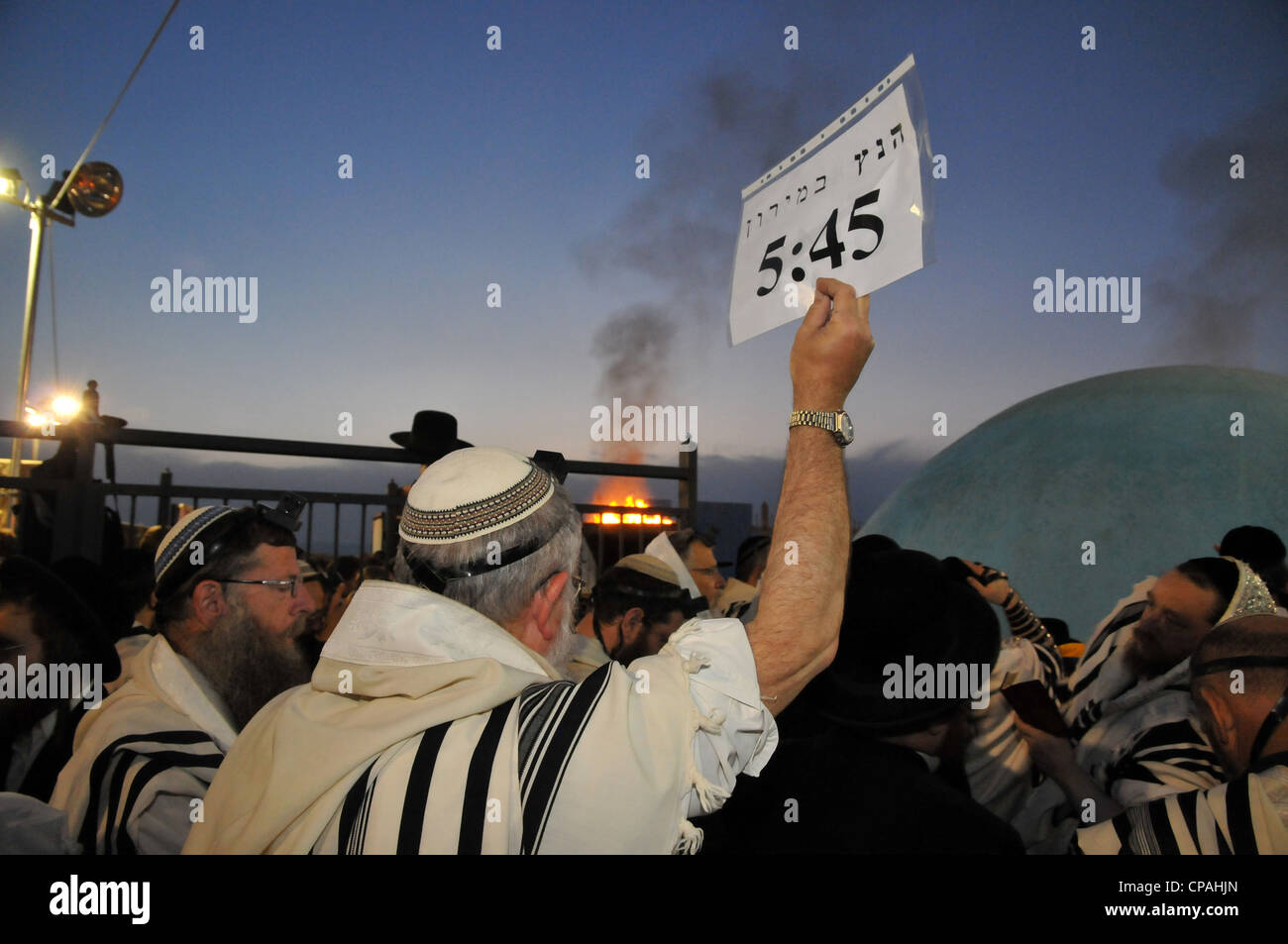 Les hommes ultra orthodoxe prier sur la tombe de Rabbi Shimon Bar Yochai à la fête de Lag Baomer Banque D'Images