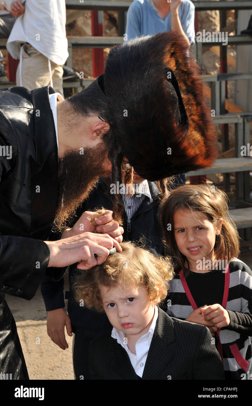 Les hommes ultra orthodoxe prier sur la tombe de Rabbi Shimon Bar Yochai à la fête de Lag Baomer Banque D'Images