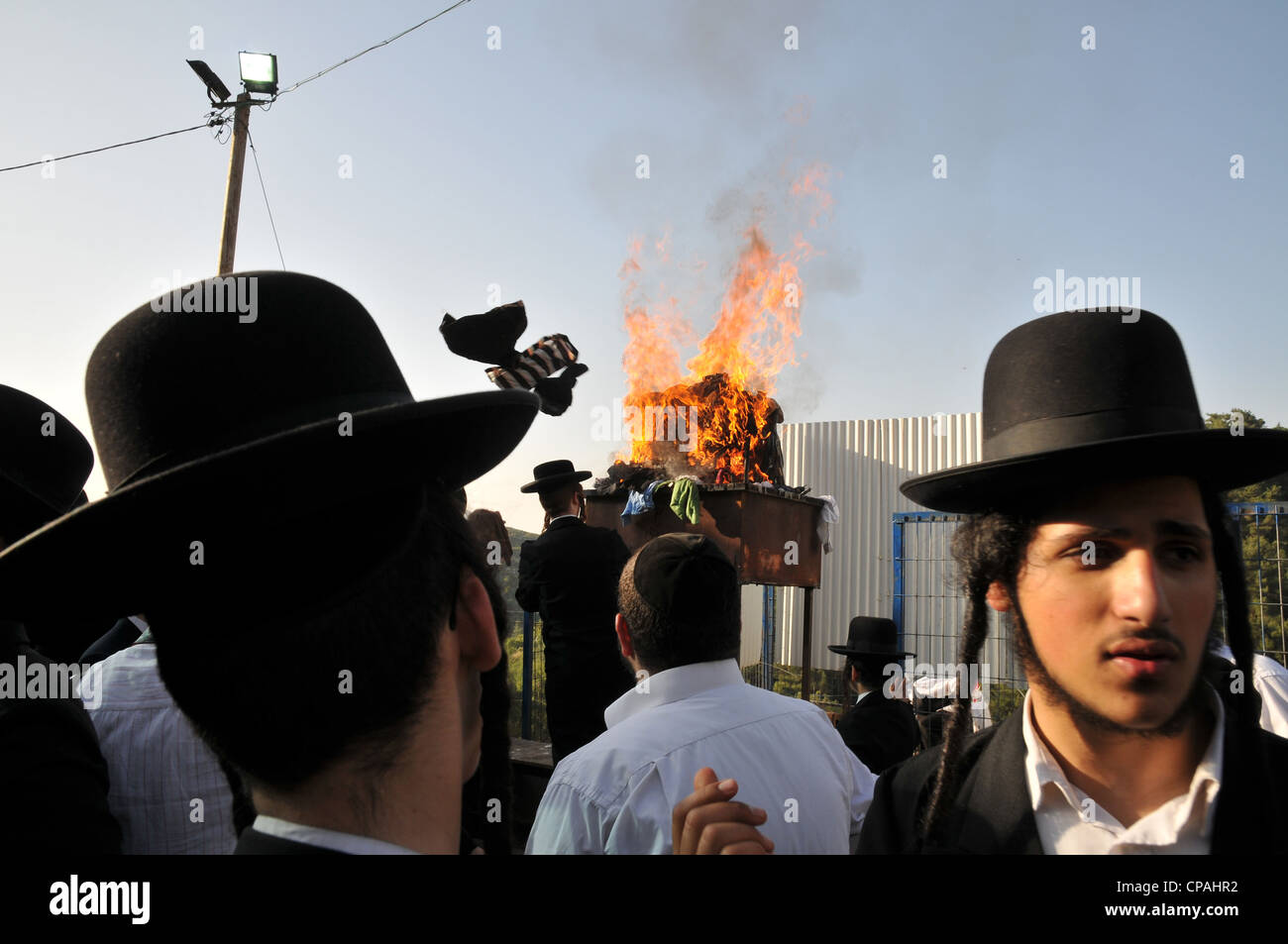 Les hommes ultra orthodoxe prier sur la tombe de Rabbi Shimon Bar Yochai à la fête de Lag Baomer Banque D'Images