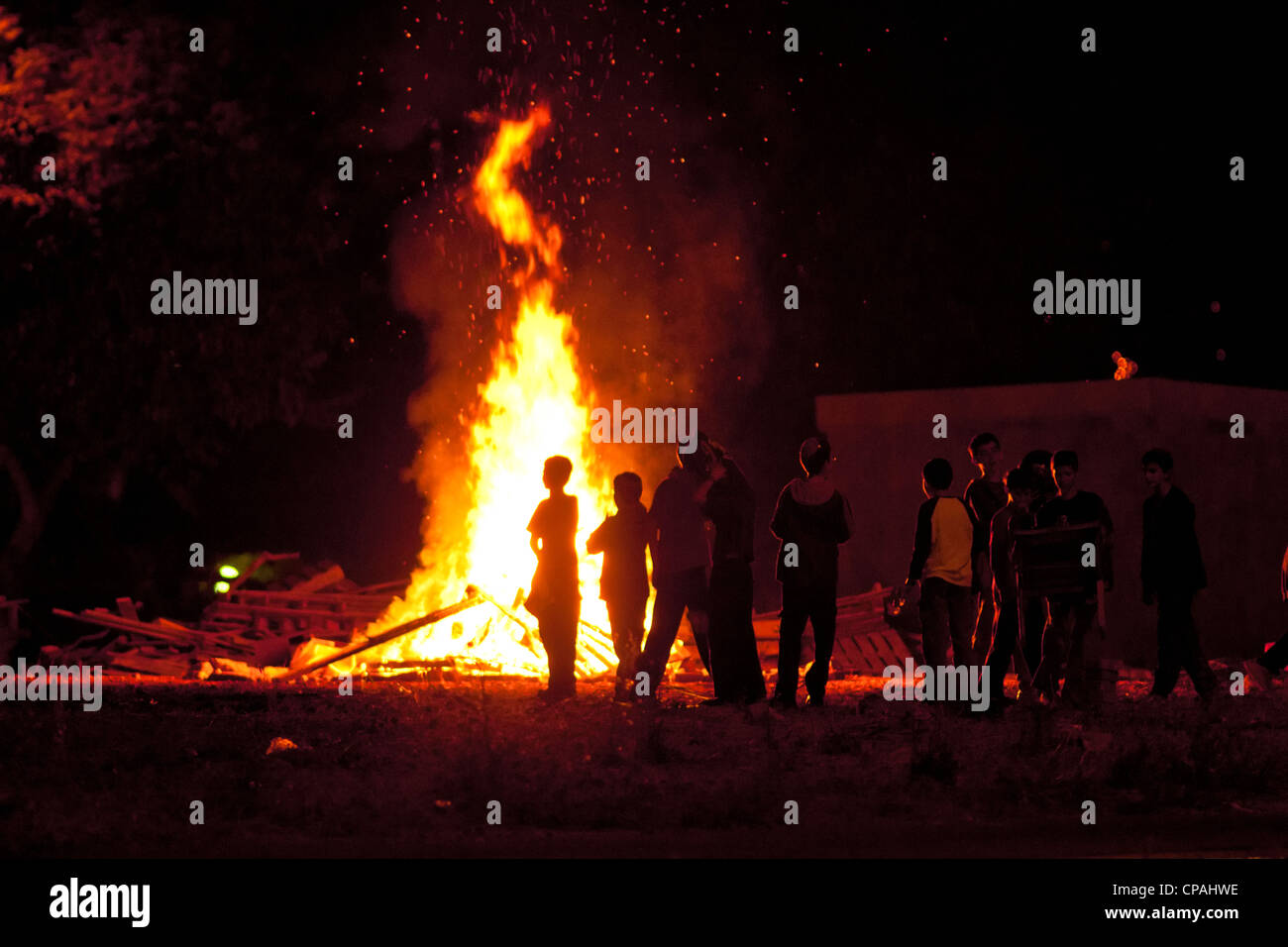 Israël. Les jeunes célèbrent la fête traditionnelle de Lag Ba-Omer bonefires, au cours de laquelle sont effectués. Banque D'Images