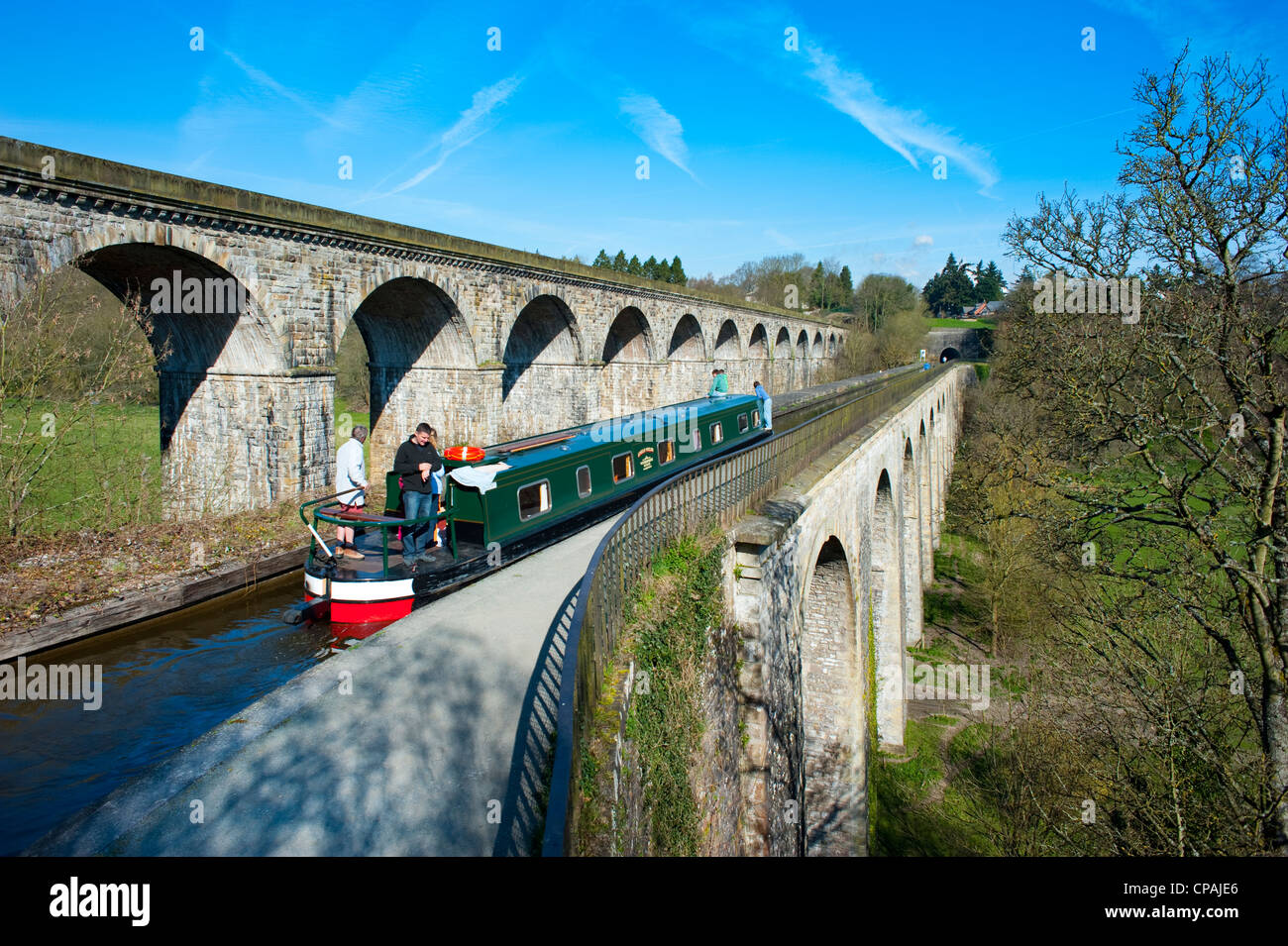 Bateaux sur l'étroit passage de l'aqueduc du canal de Llangollen Chirk, Pays de Galles, Royaume-Uni Banque D'Images
