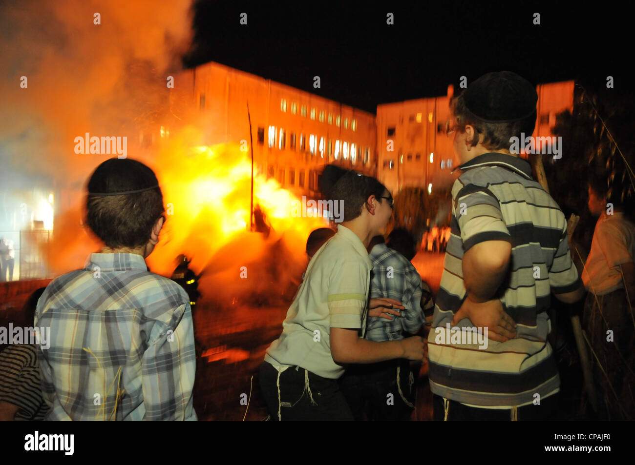 Un pompier éteint un incendie qui était hors de contrôle au cours de la célébration de la fête juive de Lag BaOmer à Haïfa. Banque D'Images