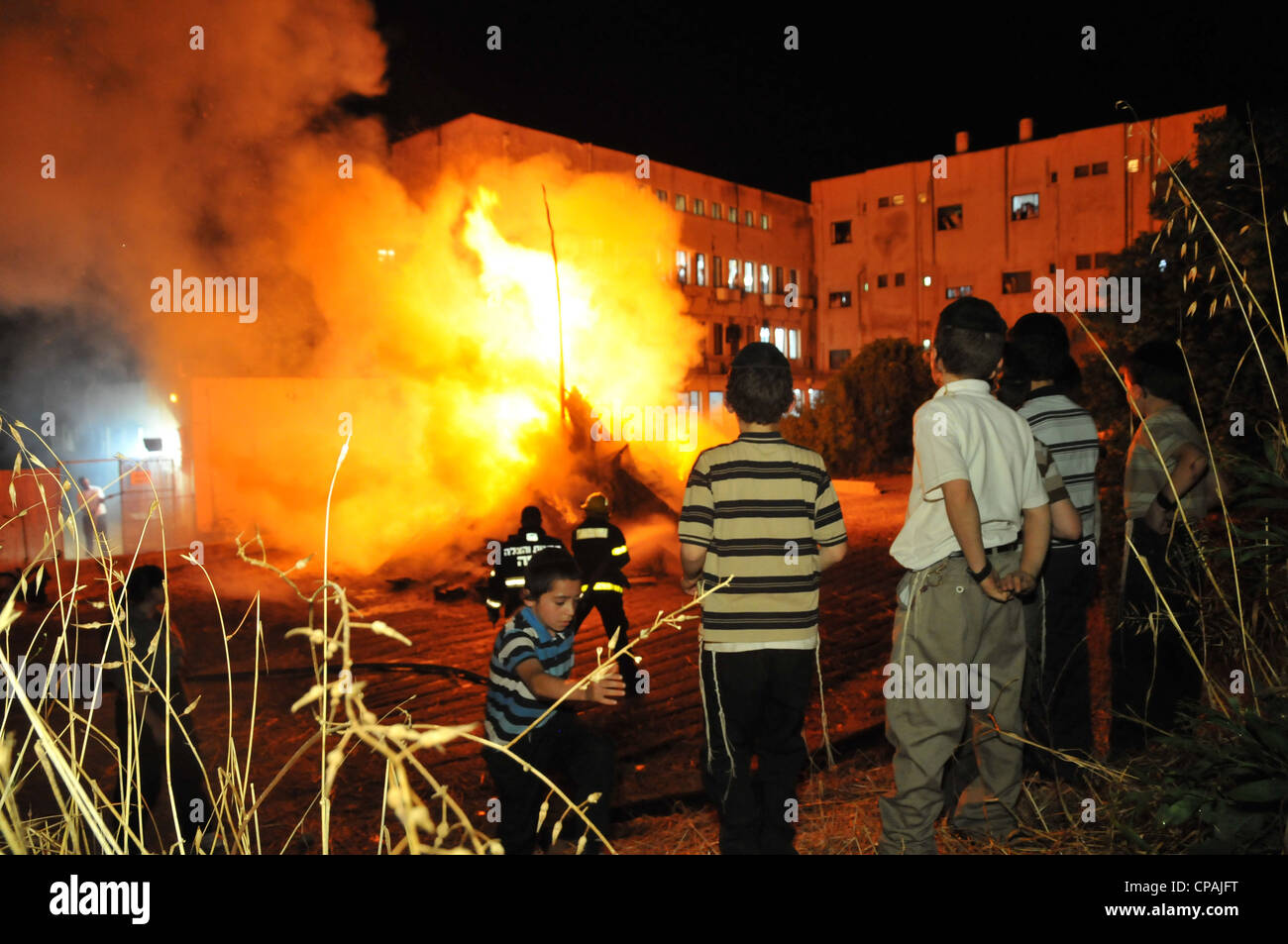 Un pompier éteint un incendie qui était hors de contrôle au cours de la célébration de la fête juive de Lag BaOmer à Haïfa. Banque D'Images
