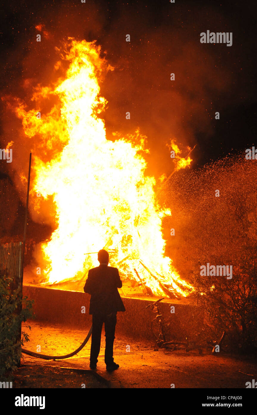 Un pompier éteint un incendie qui était hors de contrôle au cours de la célébration de la fête juive de Lag BaOmer à Haïfa. Banque D'Images