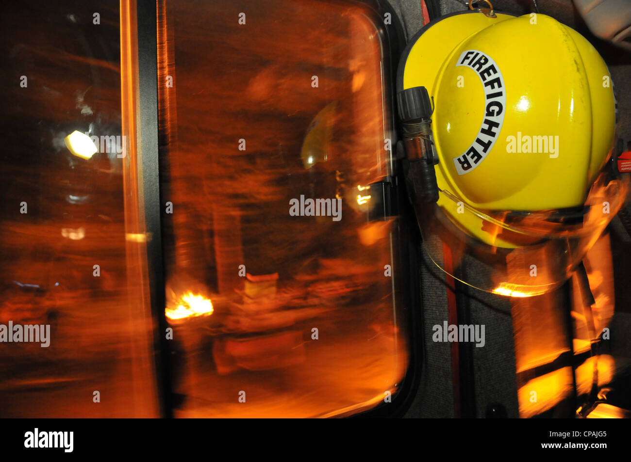 Un pompier éteint un incendie qui était hors de contrôle au cours de la célébration de la fête juive de Lag BaOmer à Haïfa. Banque D'Images
