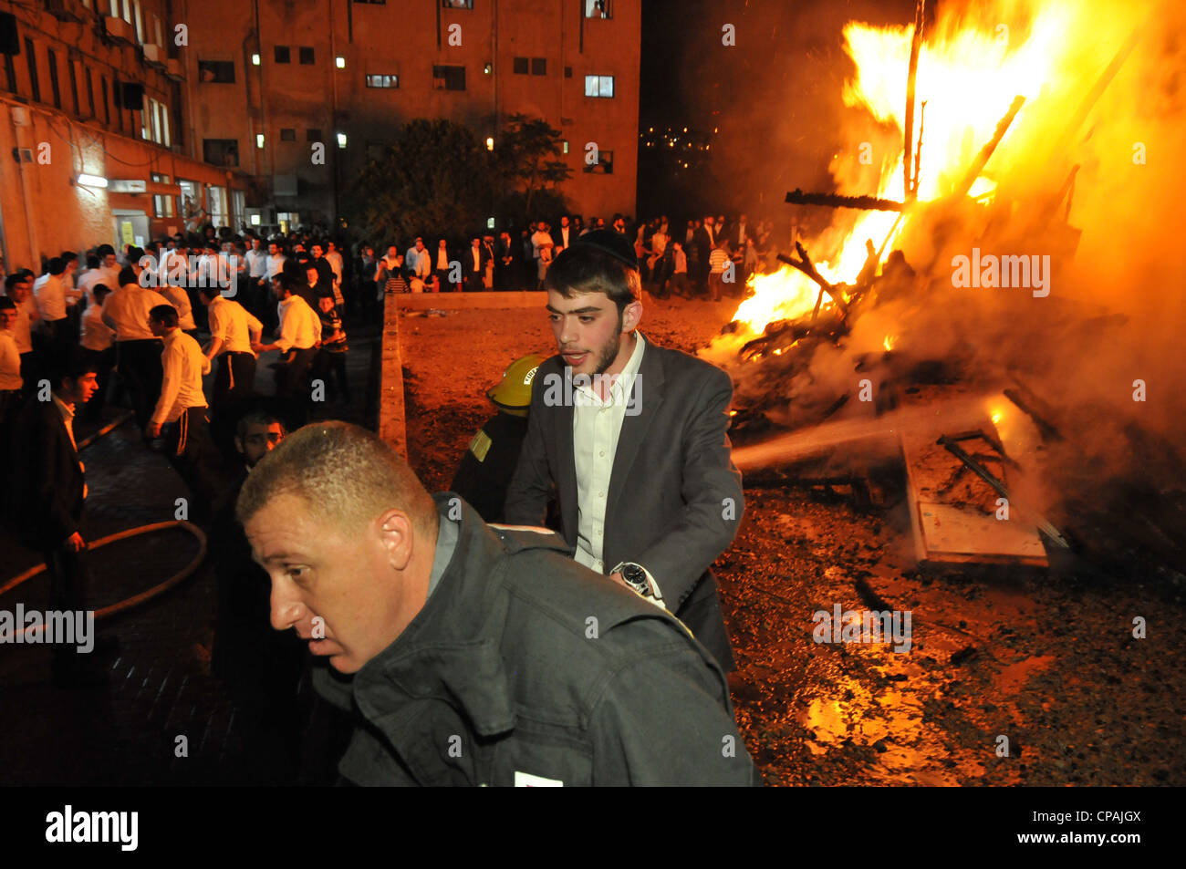 Un pompier éteint un incendie qui était hors de contrôle au cours de la célébration de la fête juive de Lag BaOmer à Haïfa. Banque D'Images