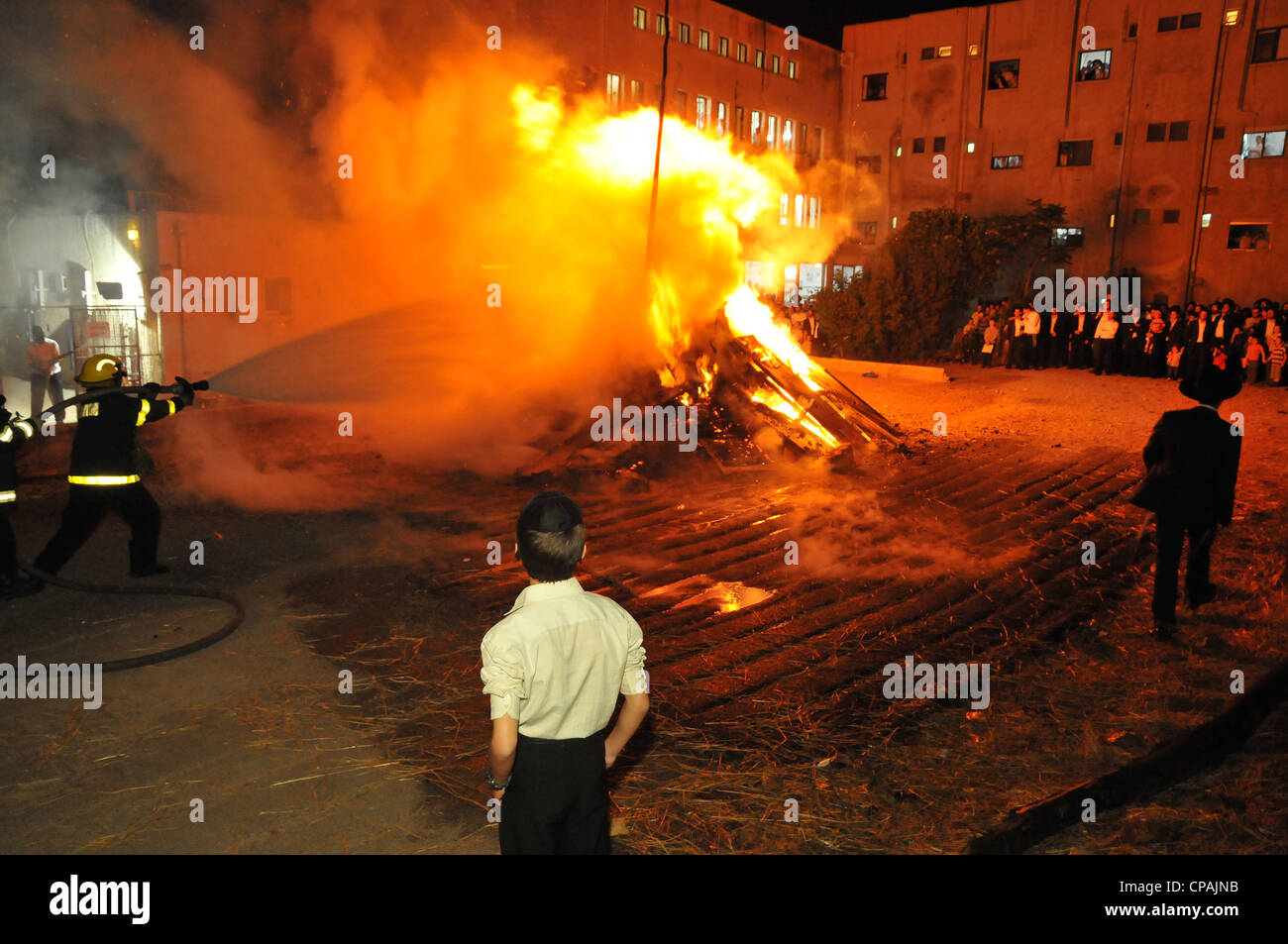 Un pompier éteint un incendie qui était hors de contrôle au cours de la célébration de la fête juive de Lag BaOmer à Haïfa. Banque D'Images