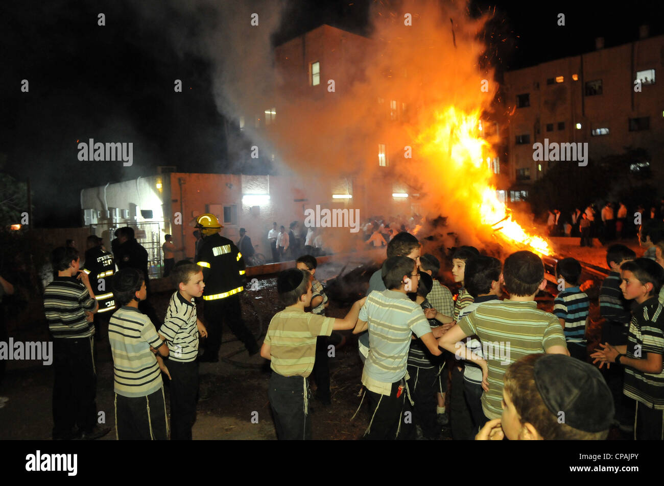 Un pompier éteint un incendie qui était hors de contrôle au cours de la célébration de la fête juive de Lag BaOmer à Haïfa. Banque D'Images