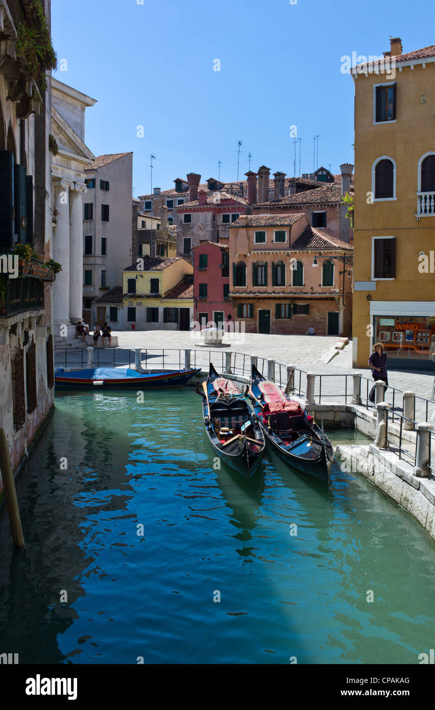 L'Italie, Venise, gondole, dans le Campo de la Madalena Banque D'Images