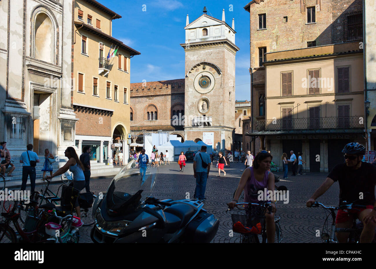 L'Italie, Mantova, vue sur la tour de Della Ragione palace Banque D'Images