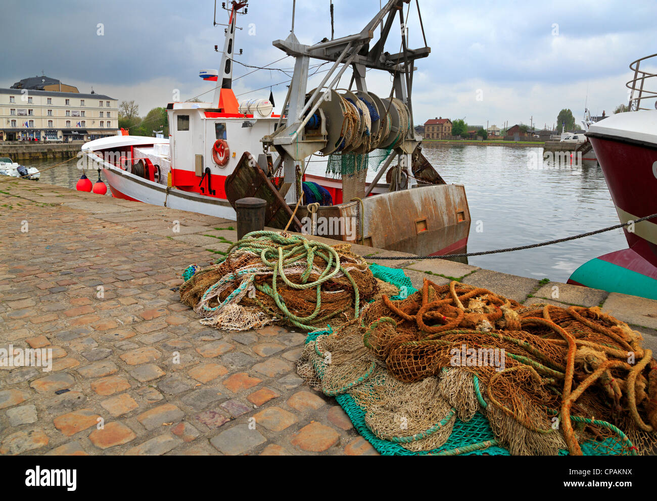 Bateau de pêche et filets sur le quai de Honfleur, France Banque D'Images